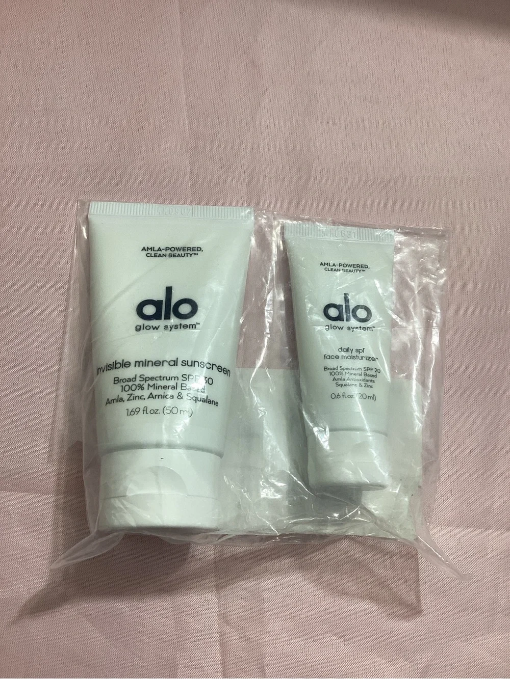 alo glow system Invisible Mineral Sunscreen + Daily SPF Face Moisturizer - White